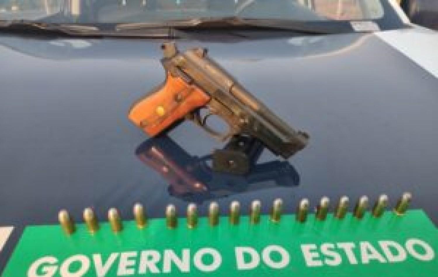 Cliente é preso armado após ameaçar comerciante em Costa Rica
