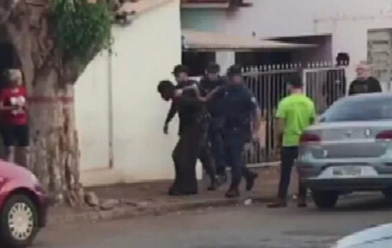 Homem é preso suspeito de matar cão a facadas e queimar o corpo do animal em Goiás