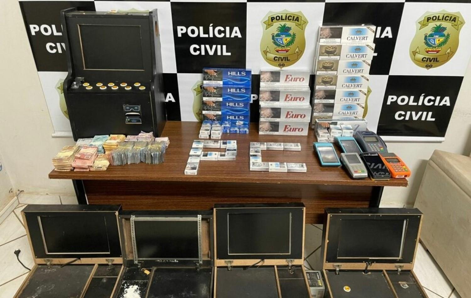 Polícia Civil identifica bar com caça-níqueis, R$ 80 mil em freezer, e açaí com droga em Anápolis