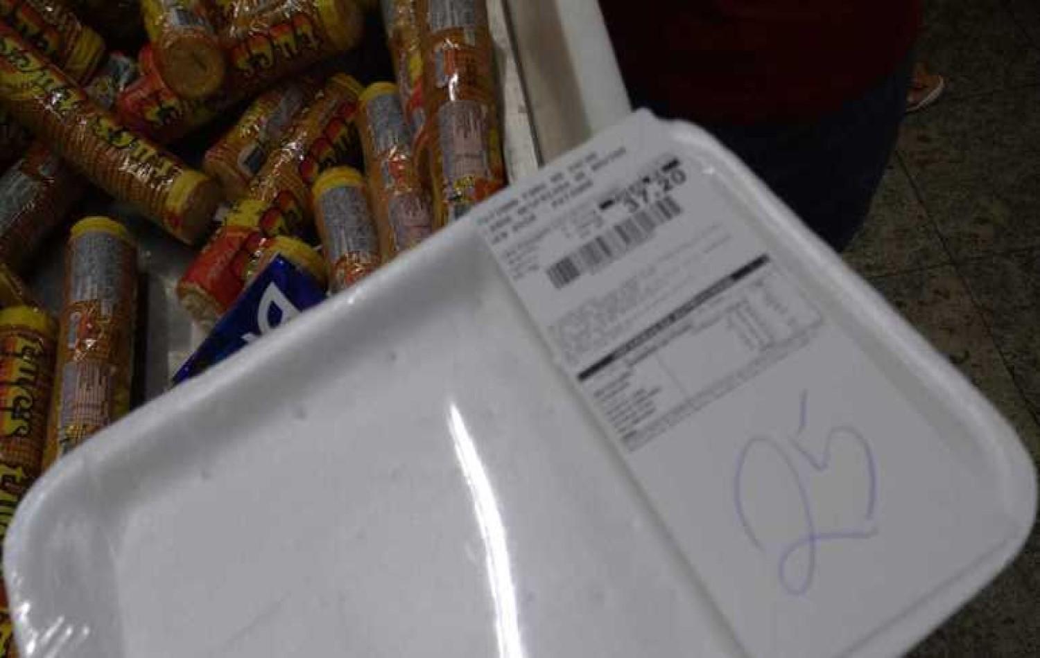Extra dá bandeja de carne vazia a cliente até pagamento em SP