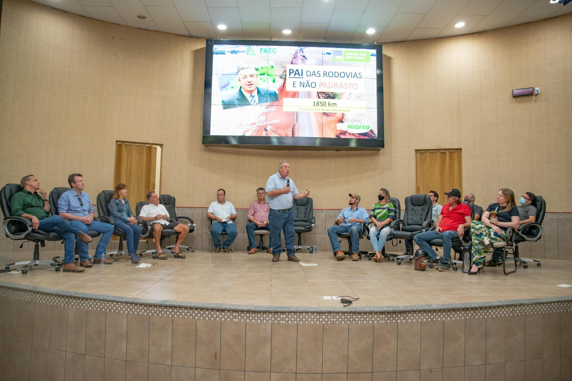 Deputado José Mário anuncia construção das GO-050 e 306 em Chapadão do Céu.