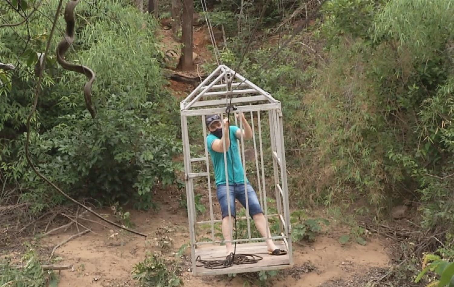 Moradores improvisam gaiola e se arriscam para atravessar córrego sem ponte em Niquelândia