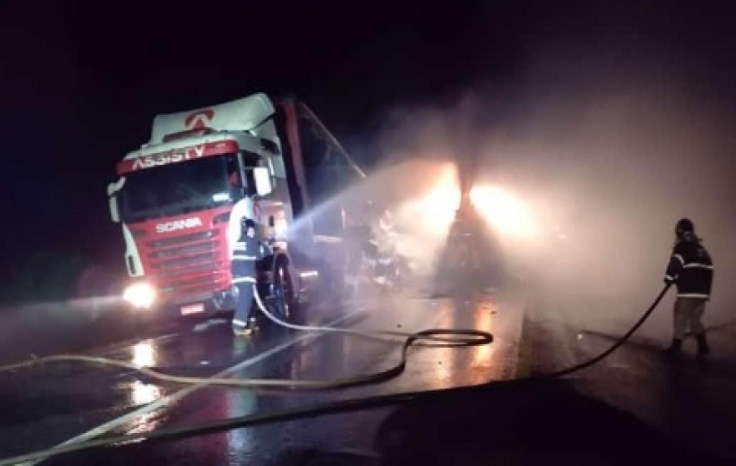 Carreta carregada com fardos de Algodão foi destruída pelo fogo próximo a Chapadão do Sul
