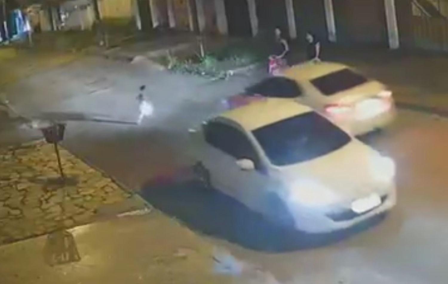 Criança é atropelada por carro ao atravessar rua em direção à mãe, em Anápolis