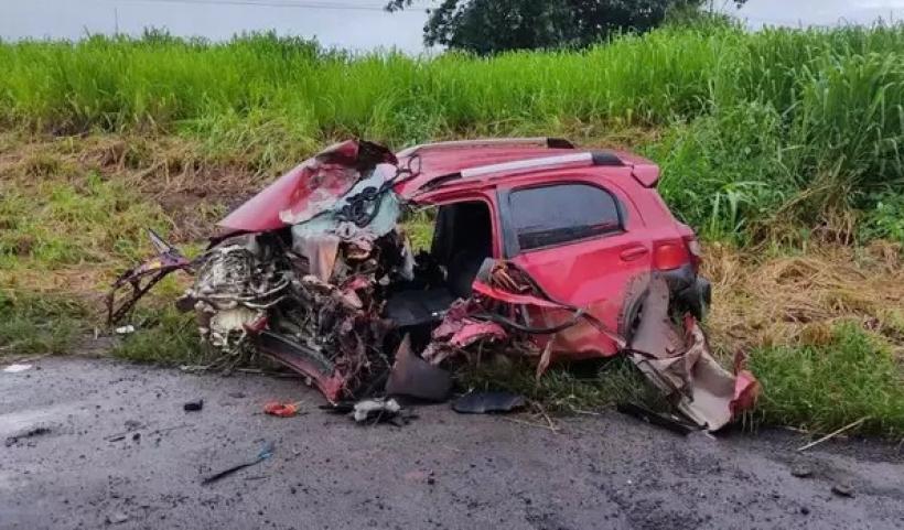 Motorista é socorrido em estado grave depois de colidir carro em carreta próxima a Cassilândia