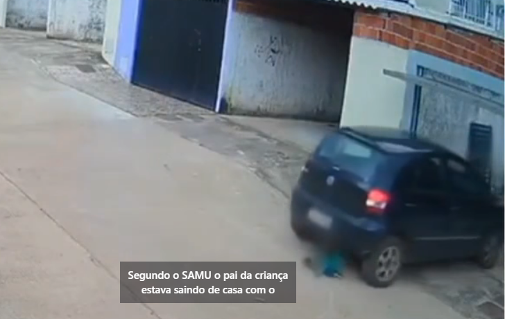 Pai atropela filho ao sair da garagem, e por um triz não atinge a cabeça do bebê em Águas Lindas de Goiás