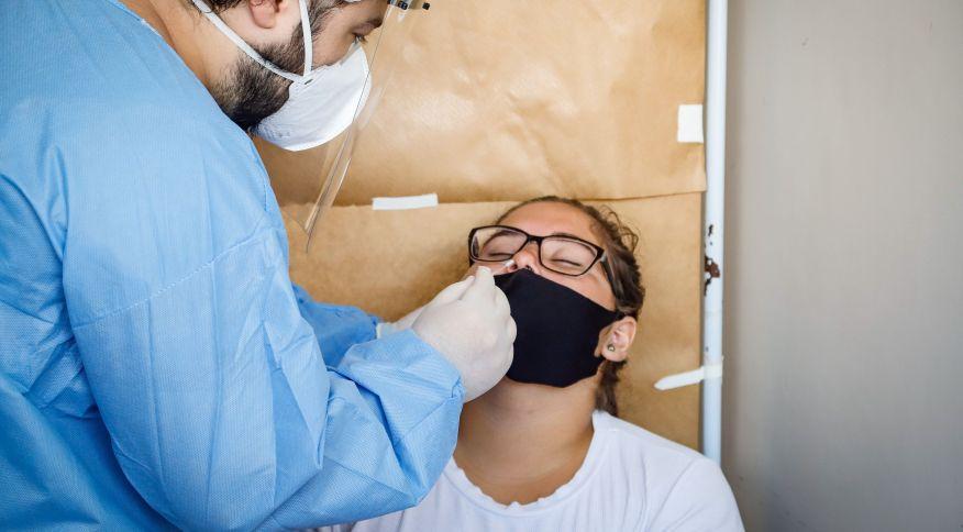 Casos de Covid dobram e Brasil registra 70 mil casos em 24 horas, diz Conass