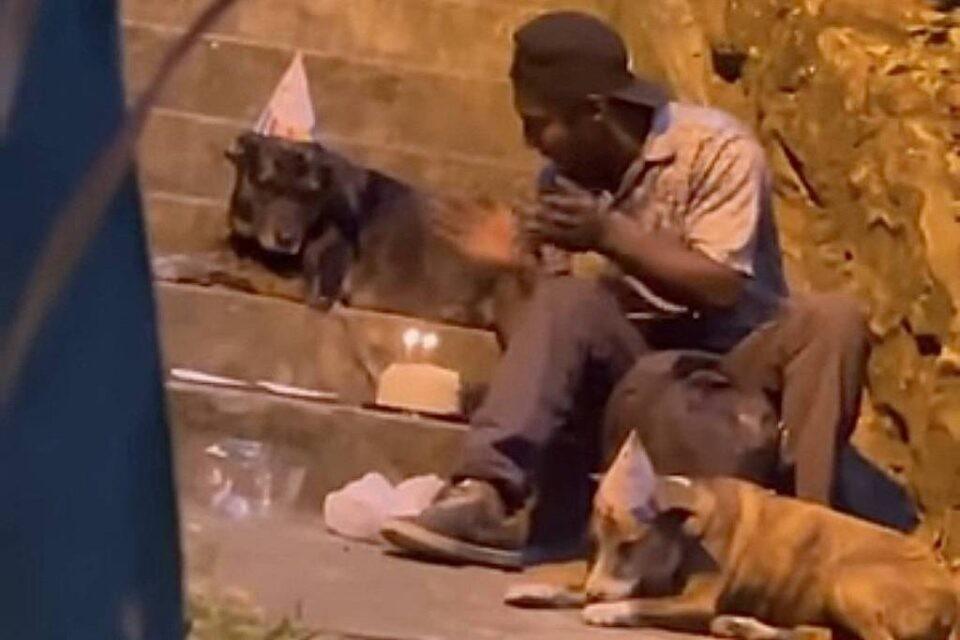 Morador de rua que viralizou ao cantar parabéns para cães, recebe ajuda na Colômbia