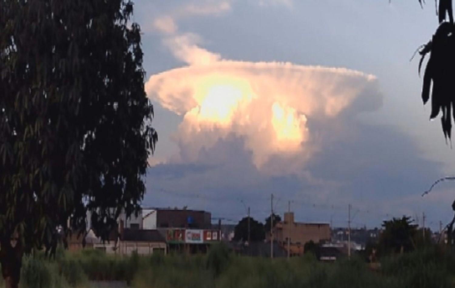 Nuvem gigante em formato de 'disco voador' chama a atenção de moradores no Entorno do DF;