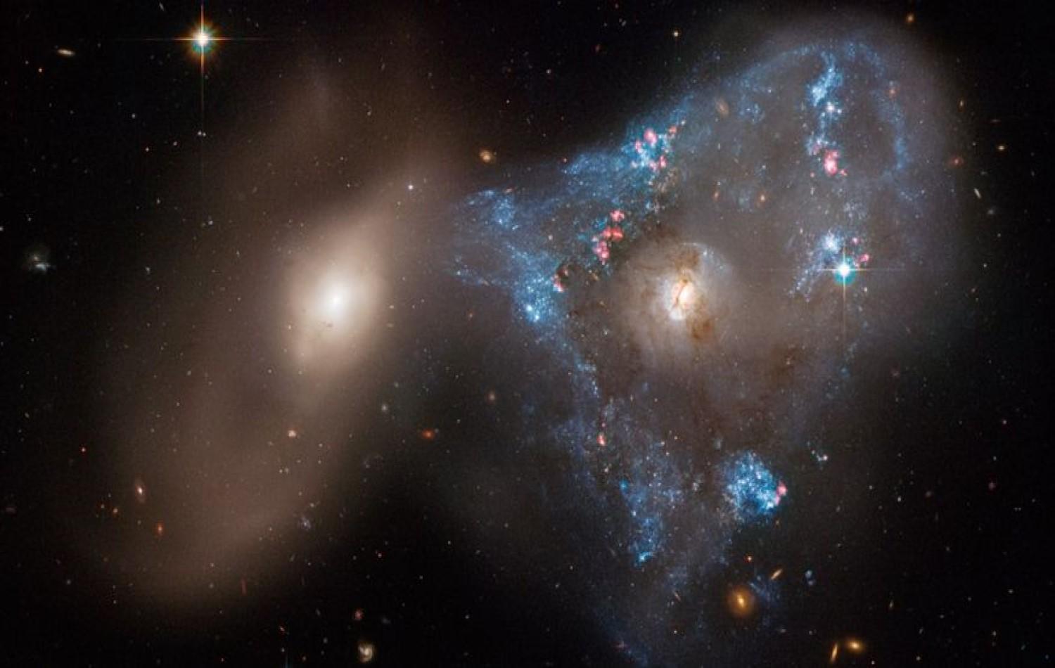 Estranha forma triangular entre duas galáxias é fotografada por Telescópio Hubble