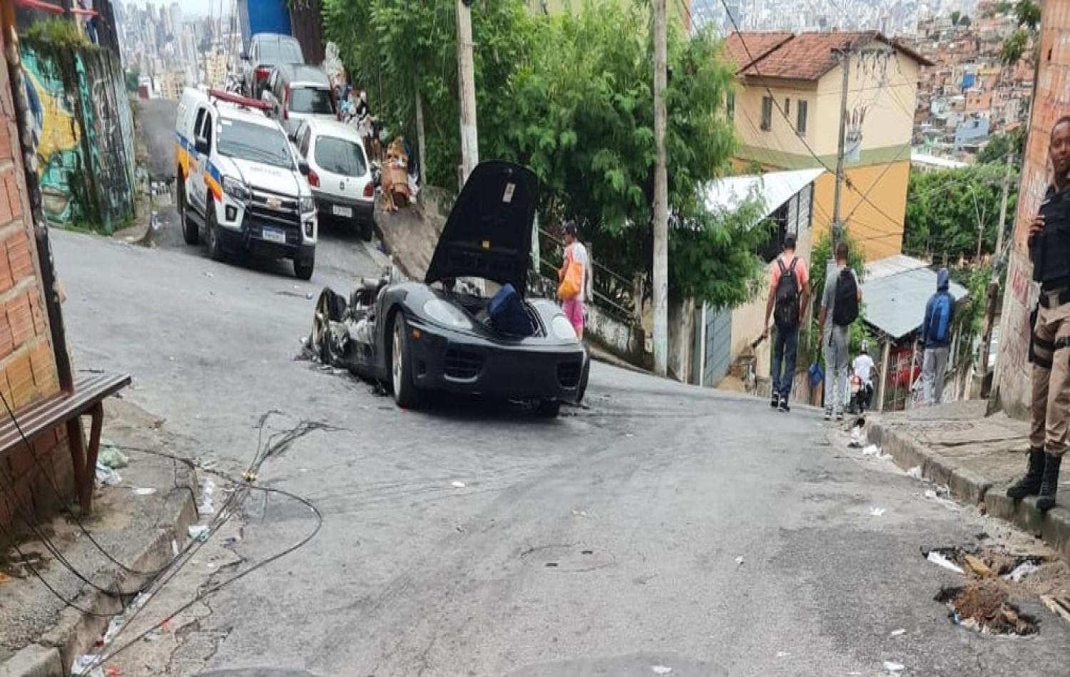 Ferrari pega fogo e explode em favela de Belo Horizonte