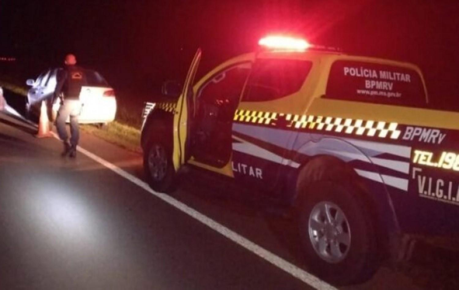 Homem é preso por dormir e deixar carro ligado com som alto na MS-306, em Chapadão do Sul