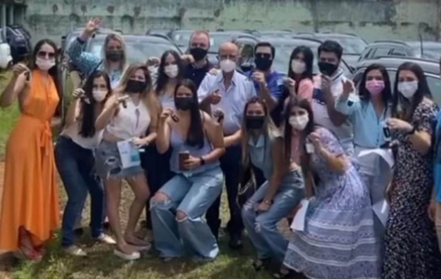 Prefeito de Bom Jesus de Goiás bomba na web ao presentear 15 netos com carros de luxo