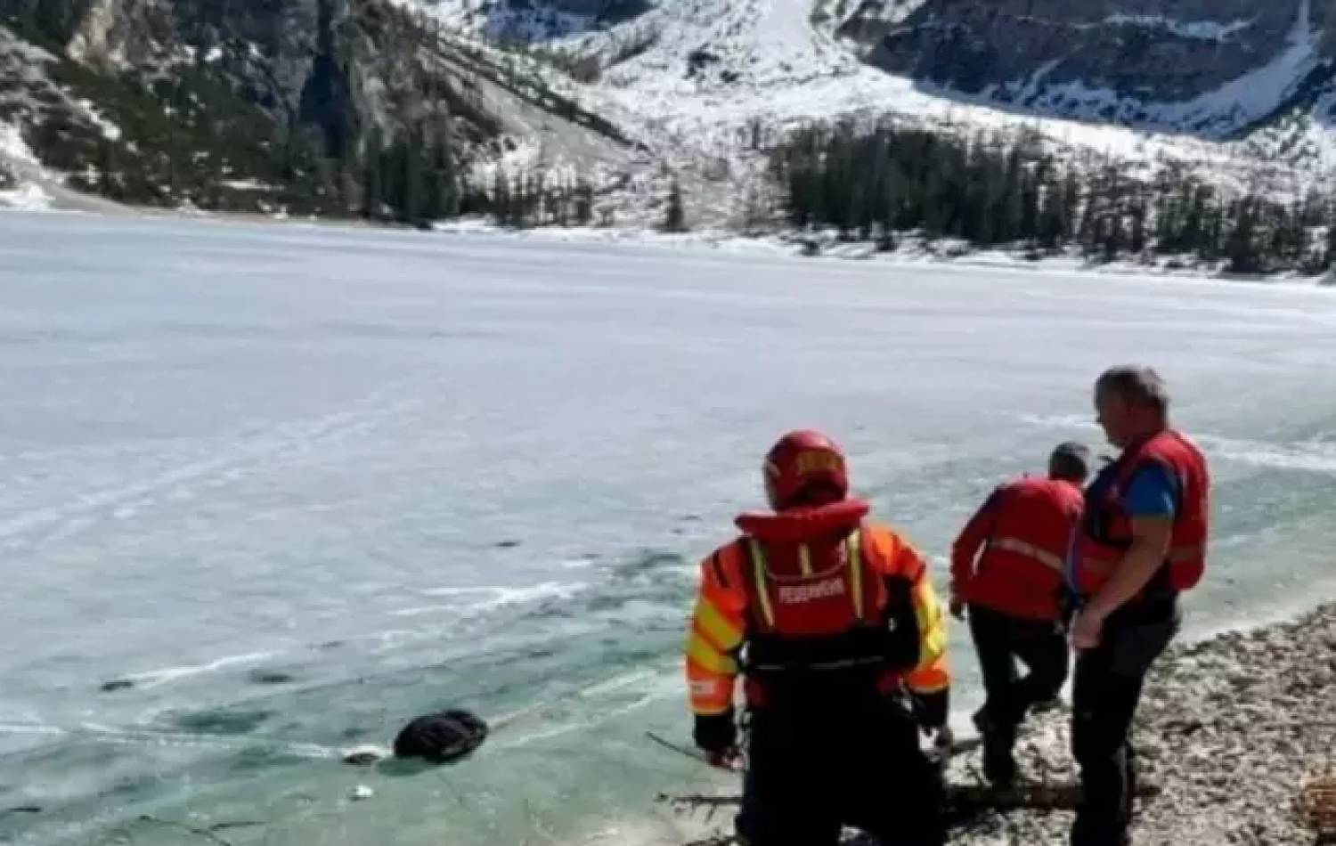 Bebê e mais 13 pessoas caem em lago congelado na Itália