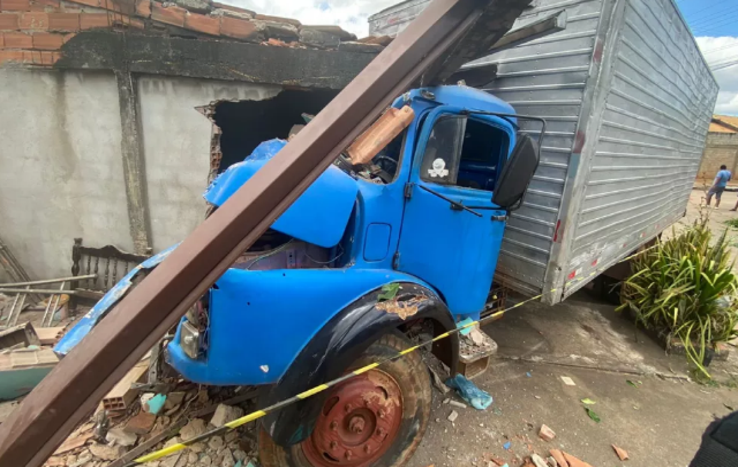 Caminhão desgovernado invade casas e deixa cinco feridos em Goiânia