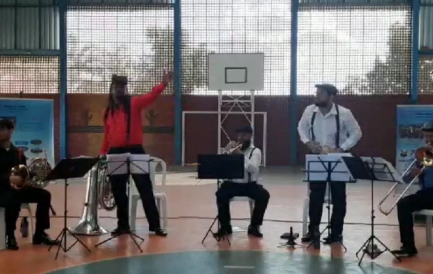 Criança leva pedrada enquanto assistia a apresentação de música em quadra de escola em Goiânia;
