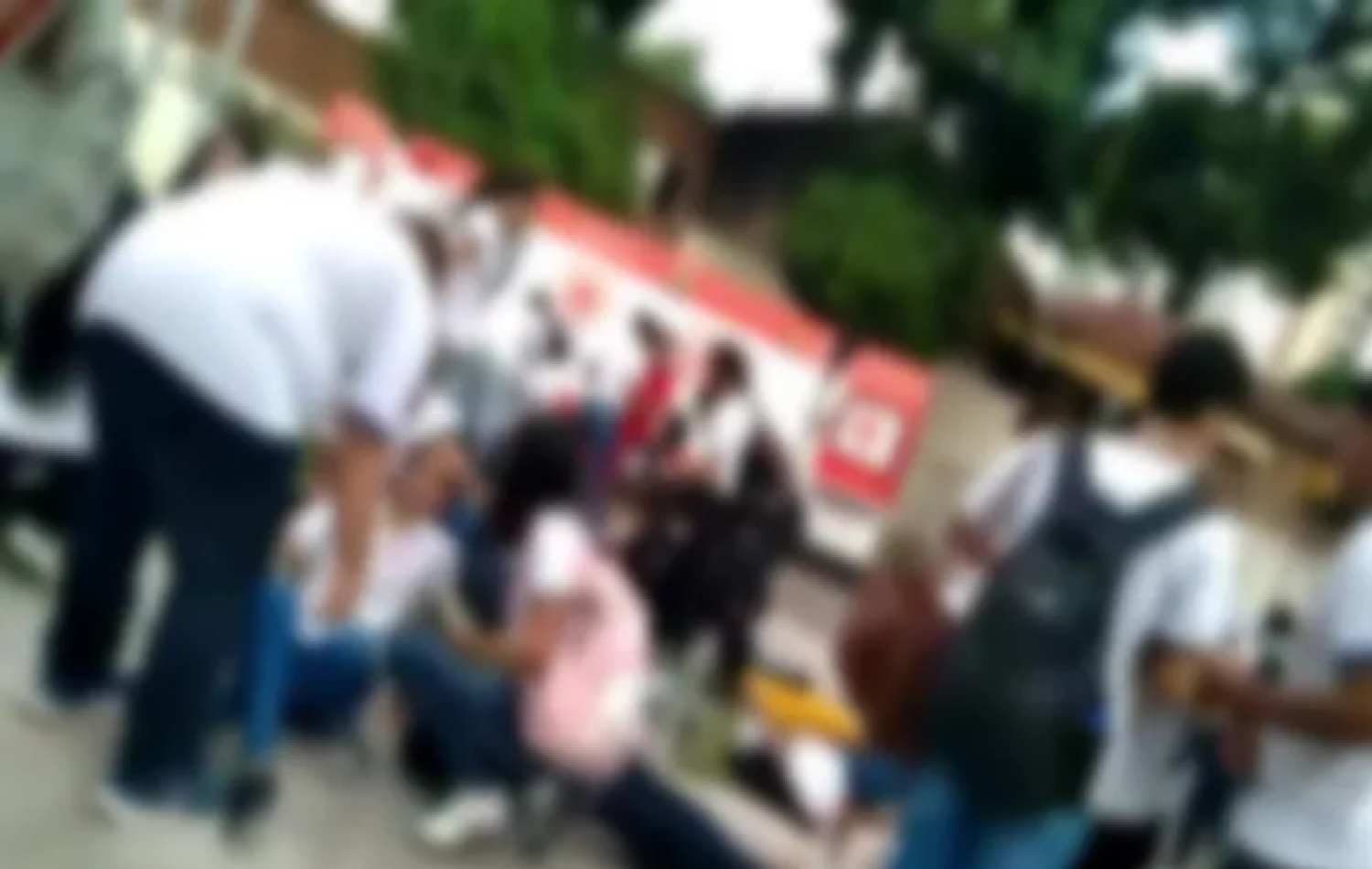 Estudantes são socorridos durante crise coletiva de ansiedade em escola estadual, no Recife