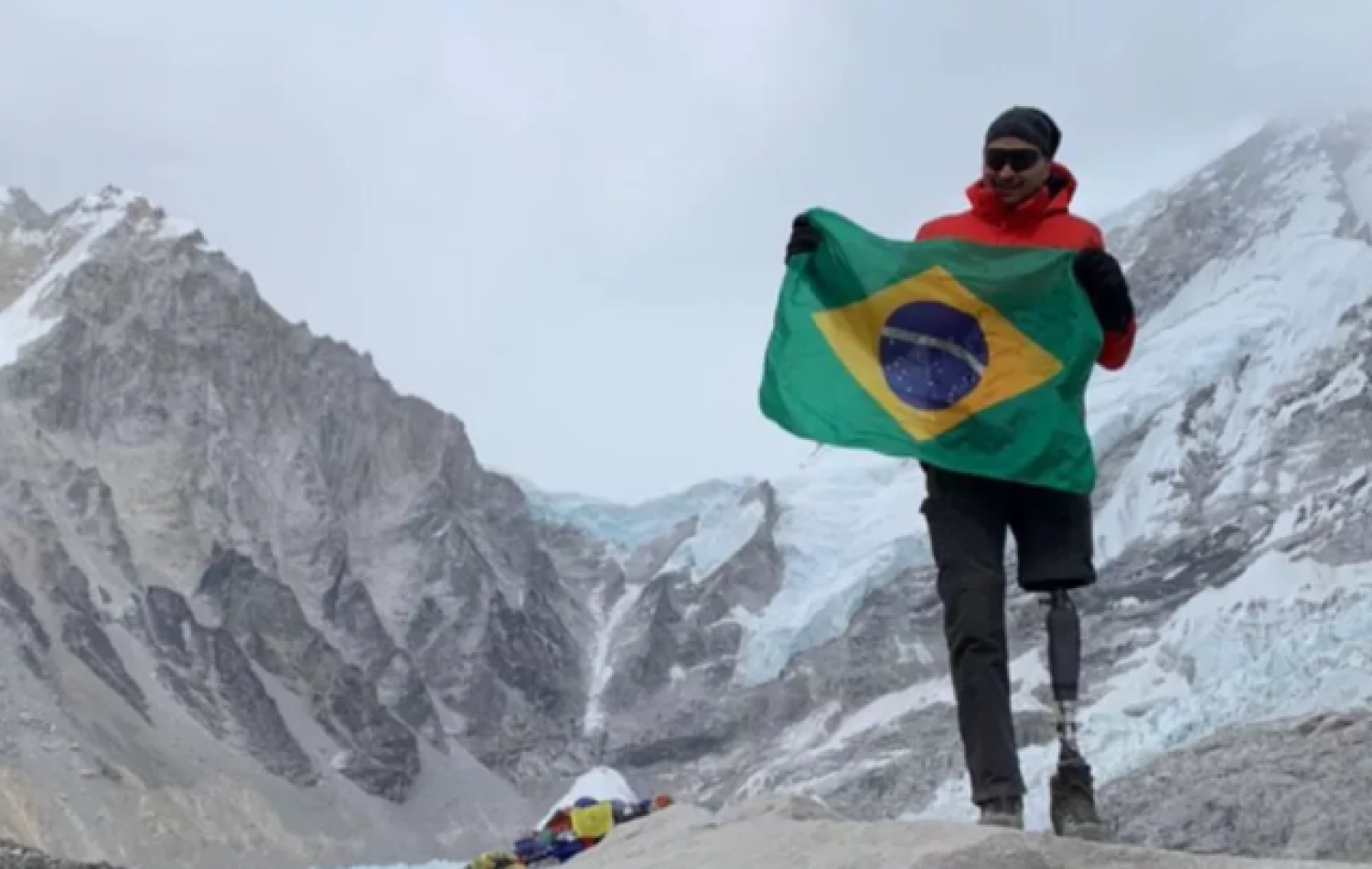 Goiano que superou câncer cinco vezes e teve perna esquerda amputada chega à base do Everest: 'Realização'