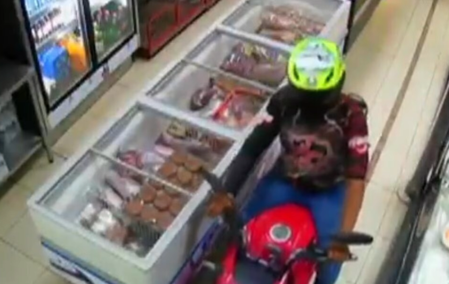 Homem entra de moto em açougue e rouba peças de carne, em Goiânia