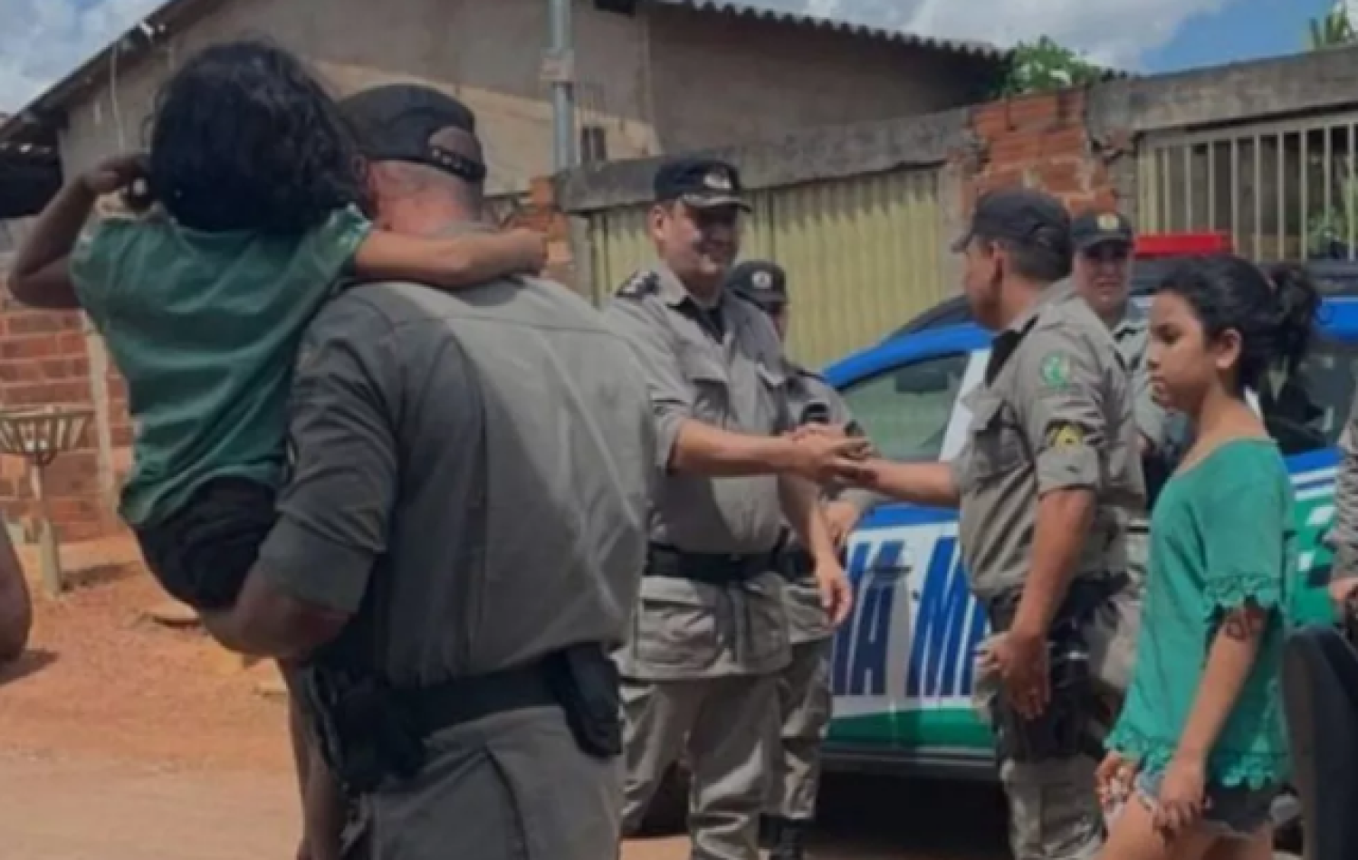 Irmãs resgatadas em mata com avó ficaram 5 dias sem comer, e mãe fala do alívio do reencontro: 'Quero que fiquem bem'