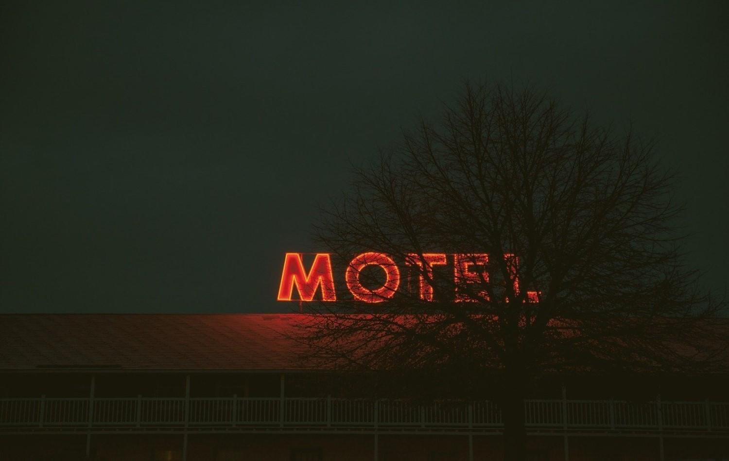 Menino de 7 anos é flagrado em motel com a mãe e mais 3 pessoas