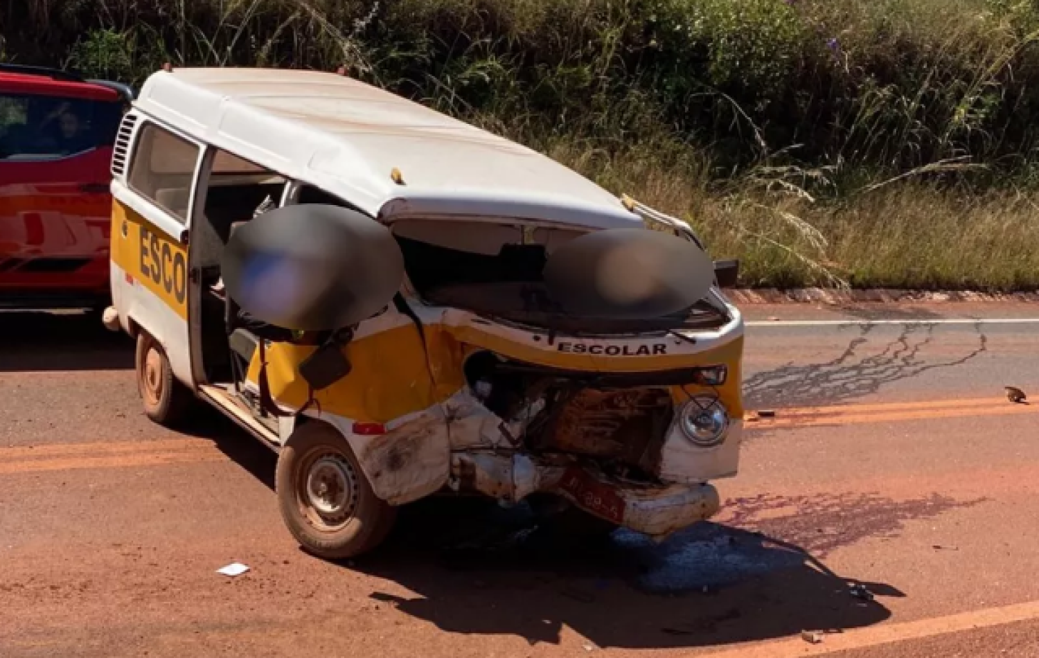 Acidente com Kombi escolar mata estudante e motorista na GO-118