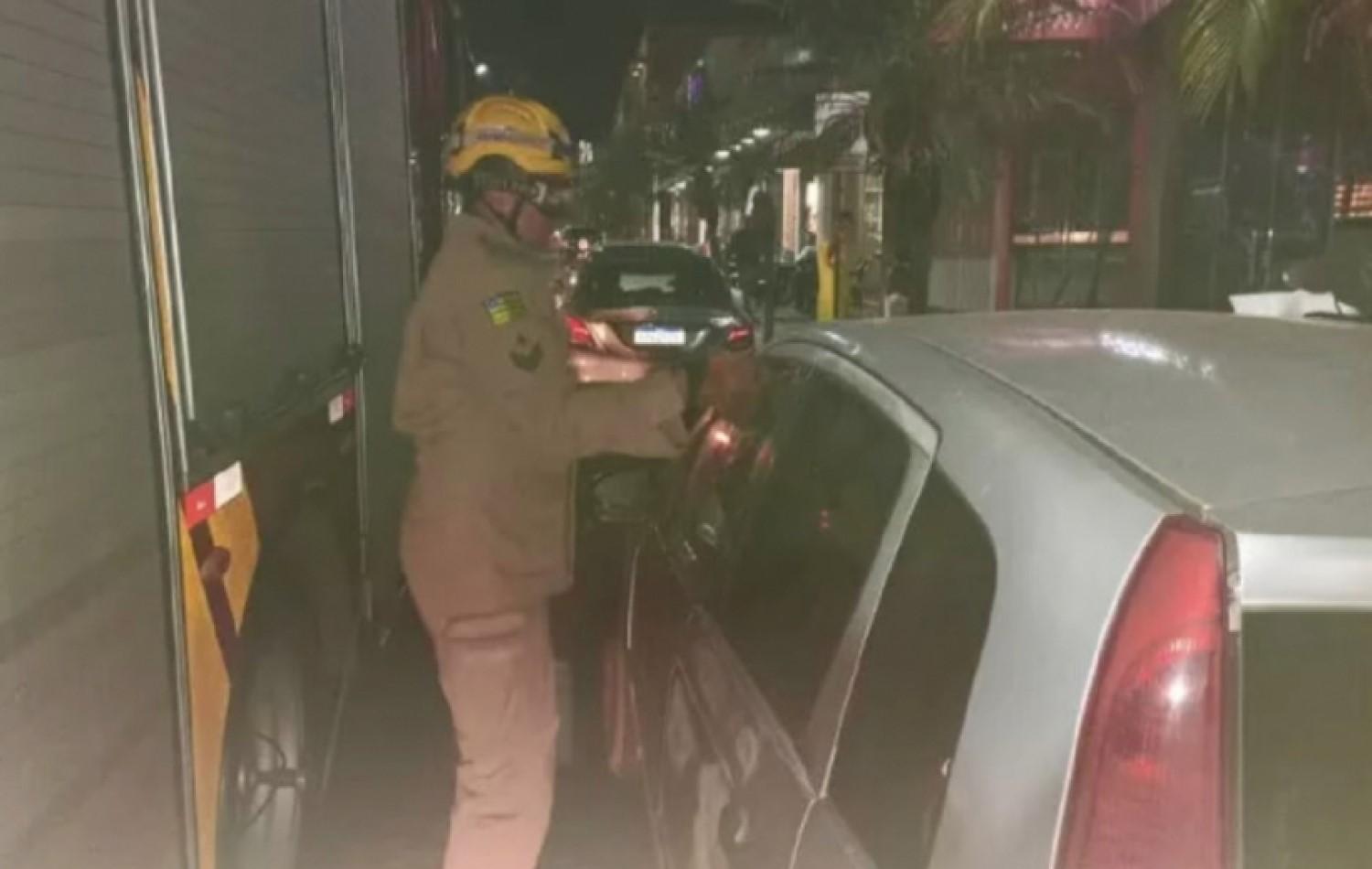 Bombeiros resgatam criança que ficou presa dentro de carro, em Goianésia (GO)