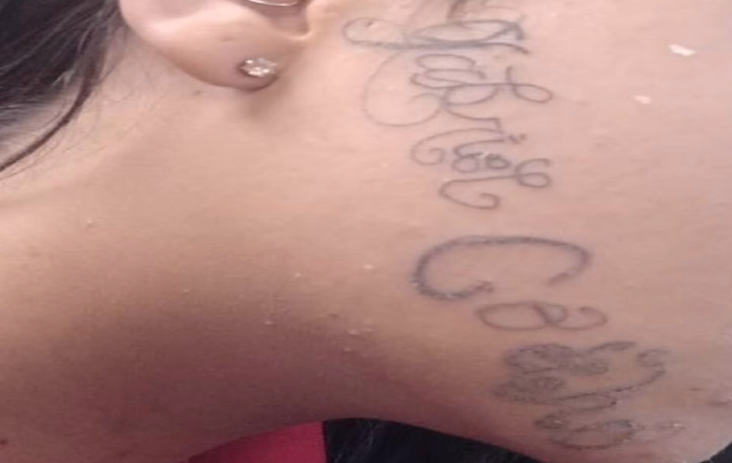 Jovem de 18 anos desaparece e tem nome do ex tatuado a força no rosto