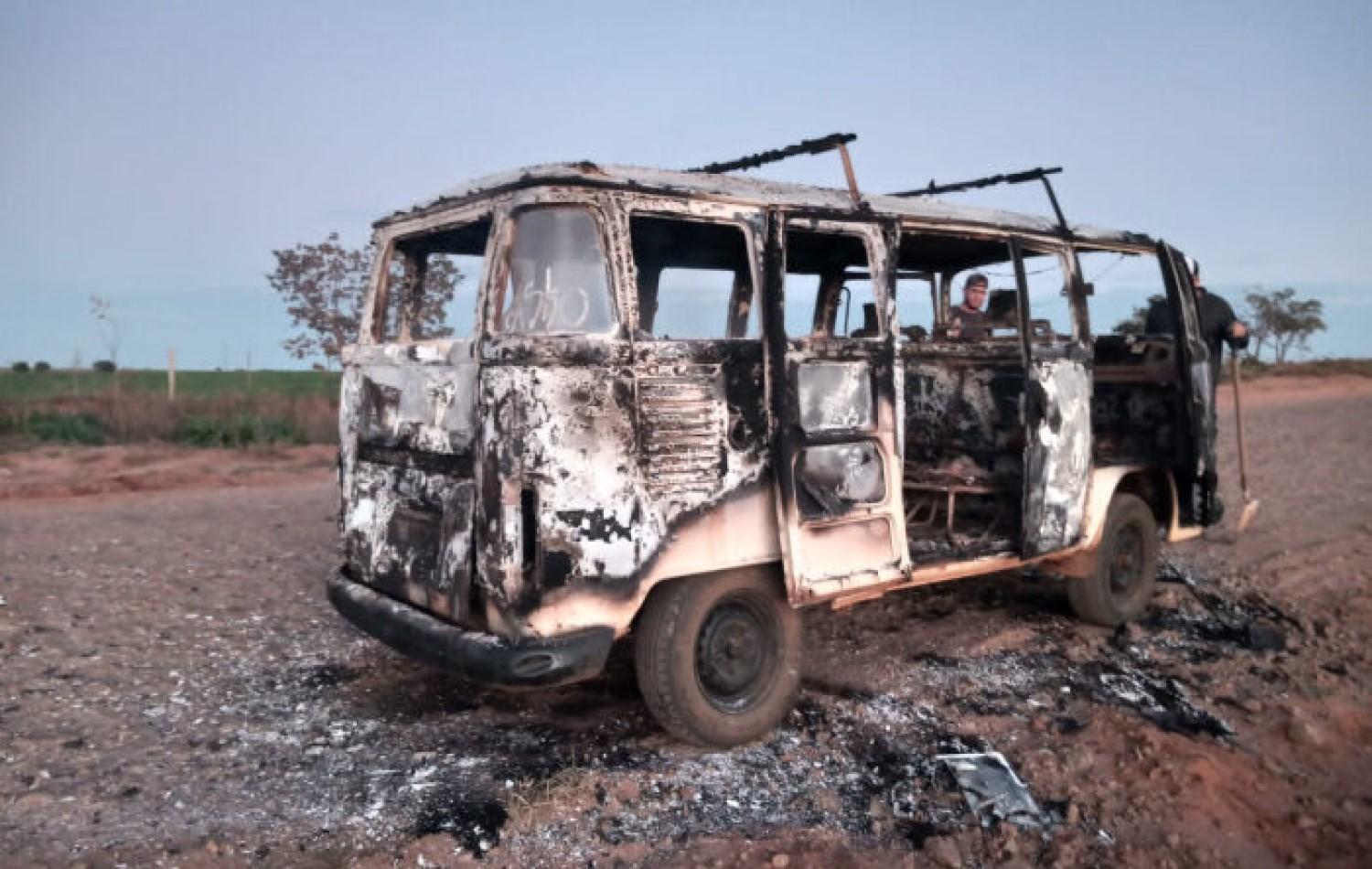 Kombi pega fogo na MS 316 em Paraíso das Águas