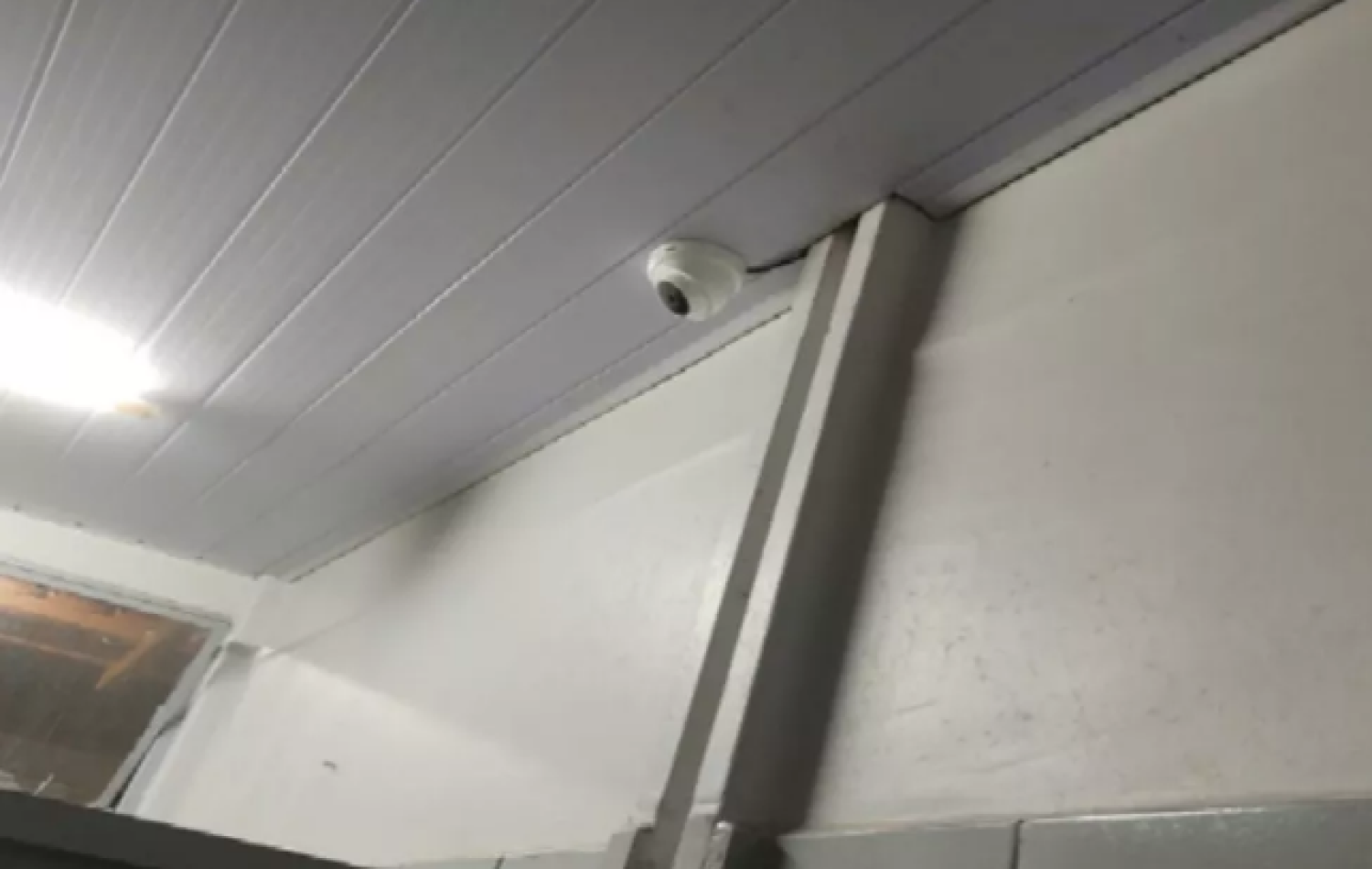 Pais e alunos questionam escola de Goiânia por colocar câmeras dentro de banheiro e relatam constrangimento: 'É surreal'