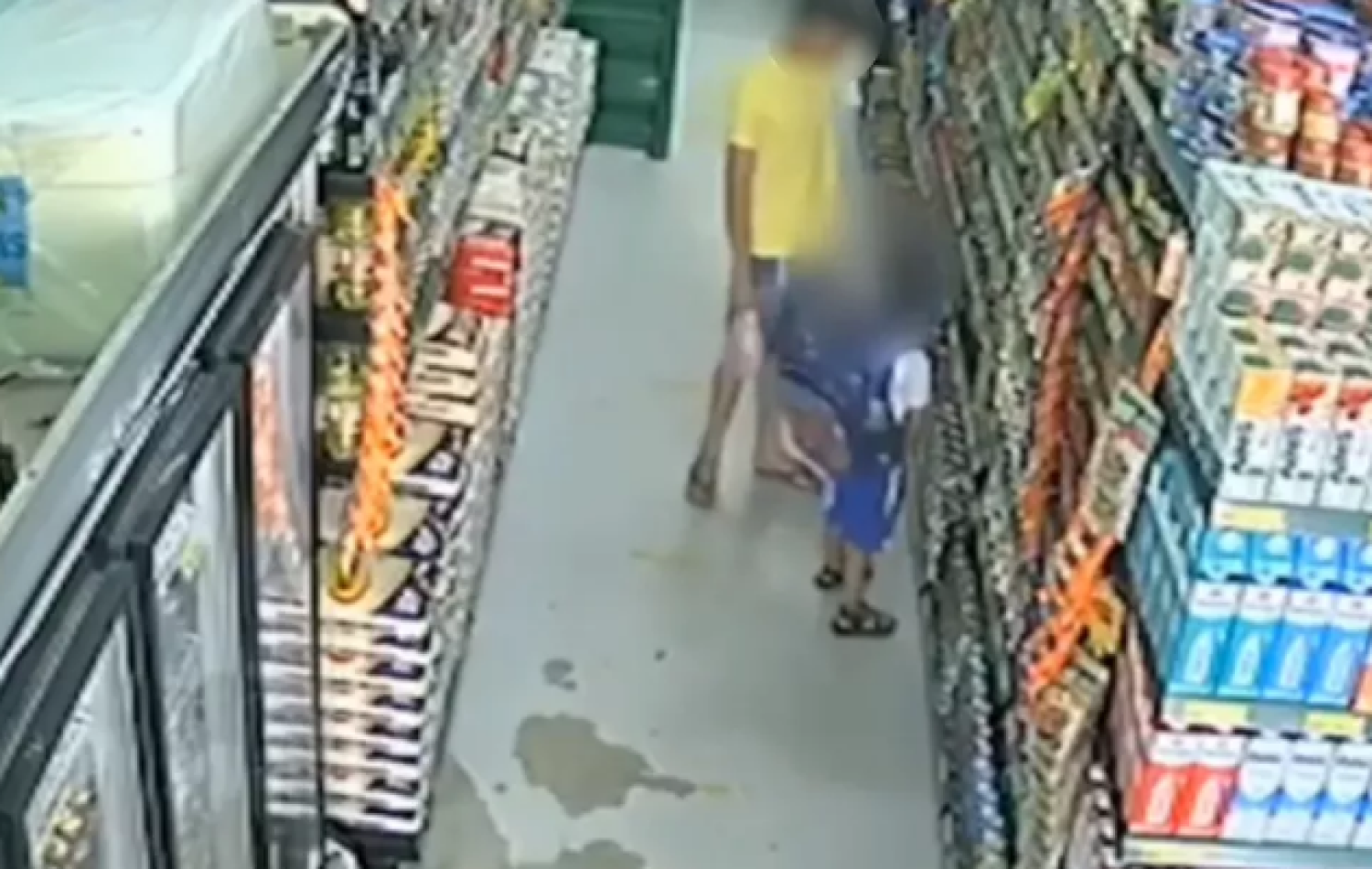 Vídeo mostra quando pai furta carnes de supermercado e coloca dentro da mochila do filho, em Anápolis