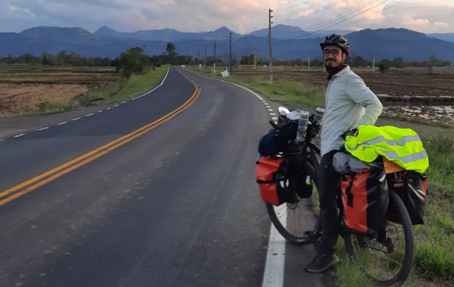 Biólogo viaja pelo país de bicicleta para produzir videoaulas sobre biomas e culturas