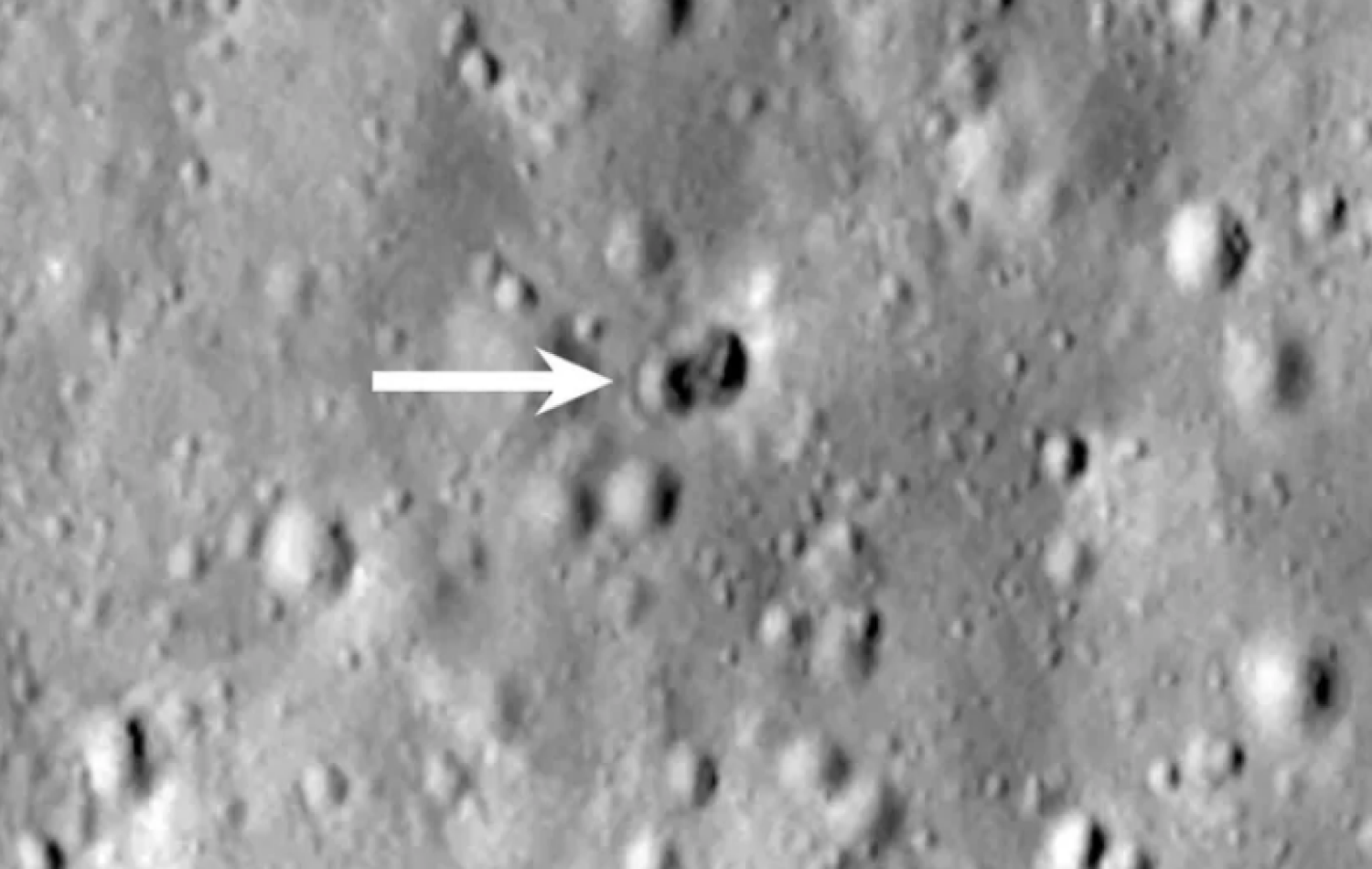 Foguete misterioso colide com a Lua e impacto cria cratera dupla