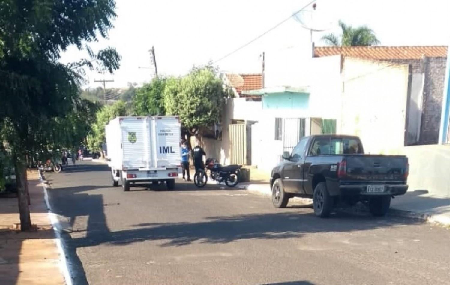 Homem tenta entrar de madrugada na casa da ex, fica com a  cabeça presa e morre