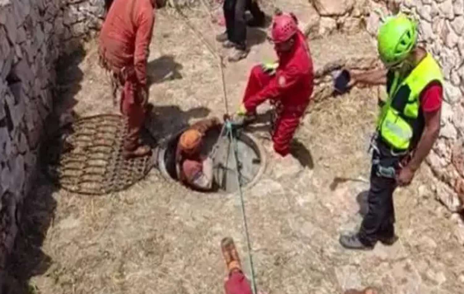 Mulher é resgatada de gruta na Itália após 26 horas