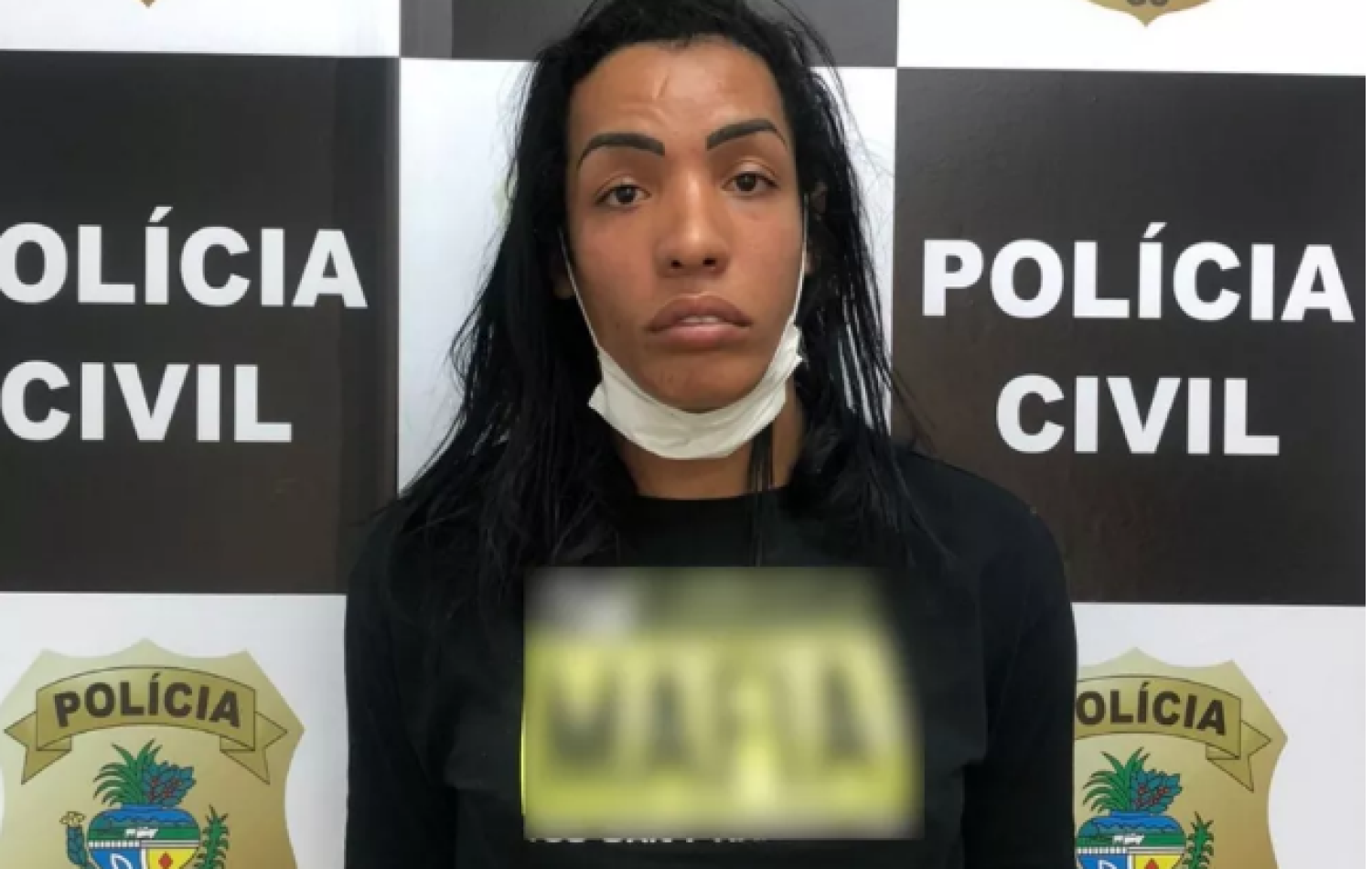 Travesti é presa suspeita de dopar homem com pó branco e fazer transferências por PIX pelo celular dele, em Goiânia