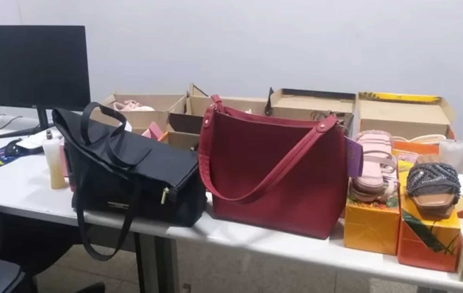 Babá furta 18 mil dólares do patrão para comprar celulares e bolsas em Águas Lindas (GO)
