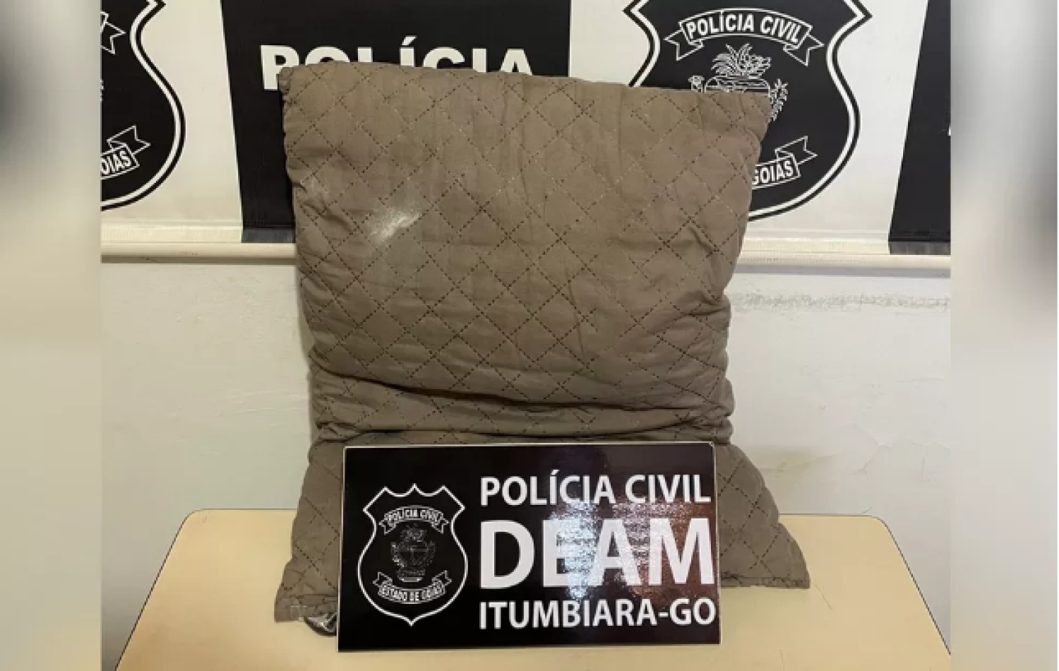 Homem tenta matar mãe com travesseiro para furtar R$ 15, mas vítima é salva por neta, diz polícia