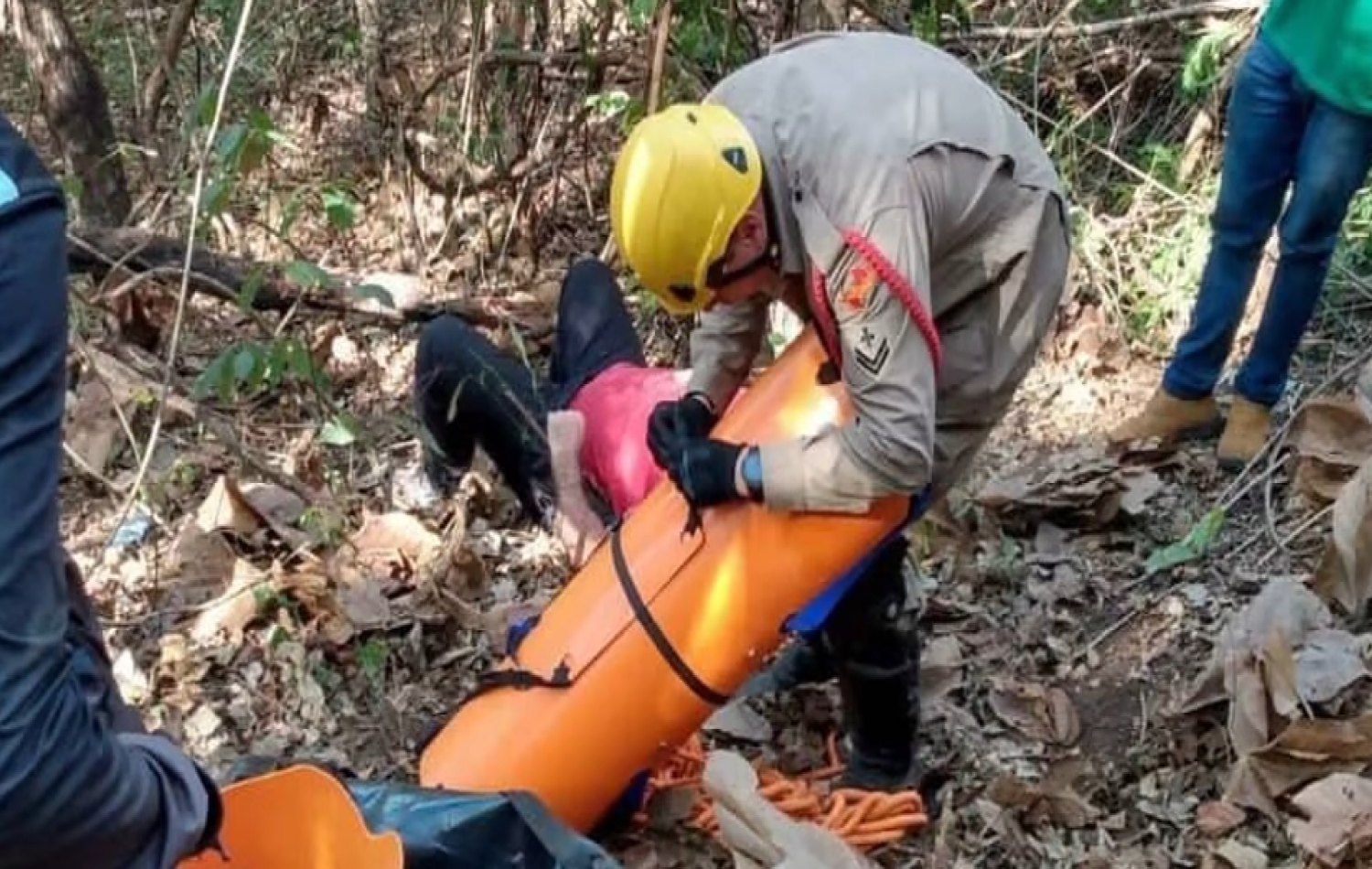 Piloto de parapente fica ferido após queda de parapente em Jataí