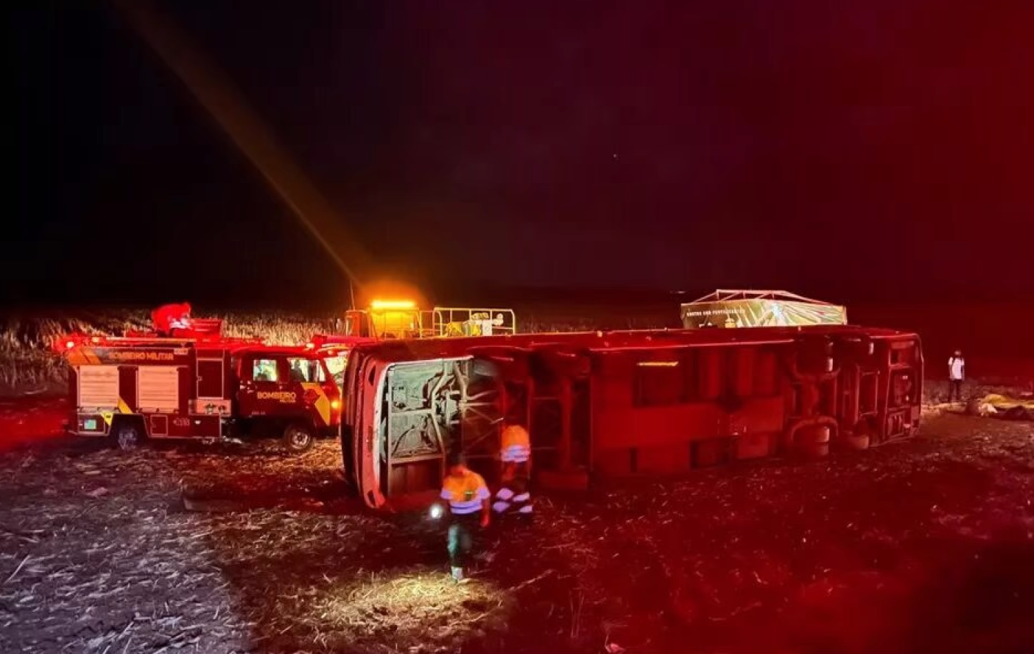 Acidente com ônibus deixa duas pessoas mortas e 50 feridas na BR-153, em Uruaçu