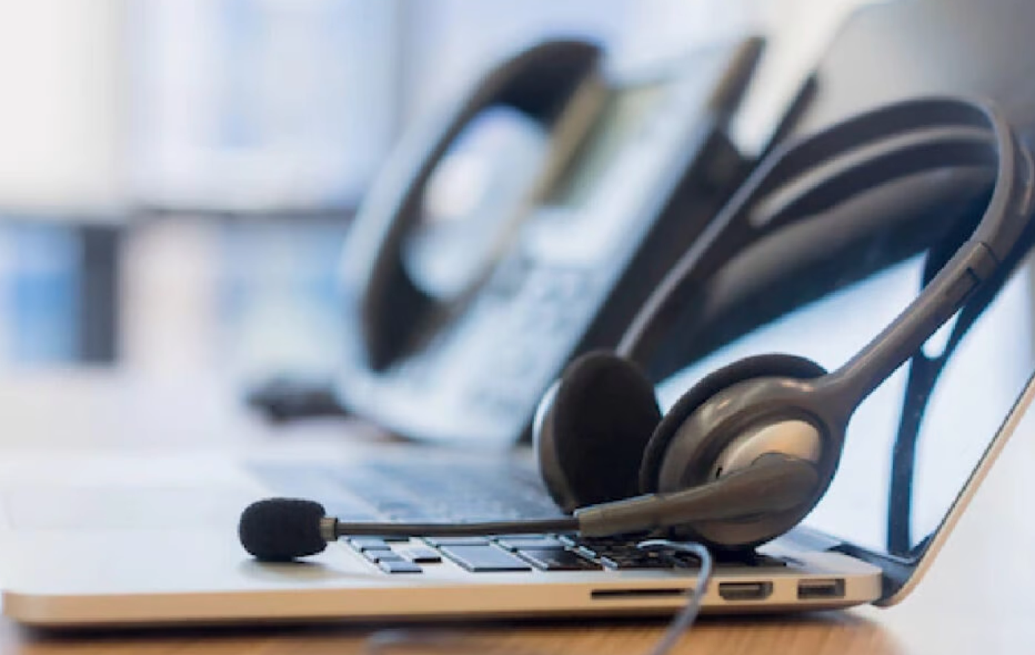 Atendente de call center receberá indenização por ócio forçado, em Goiânia