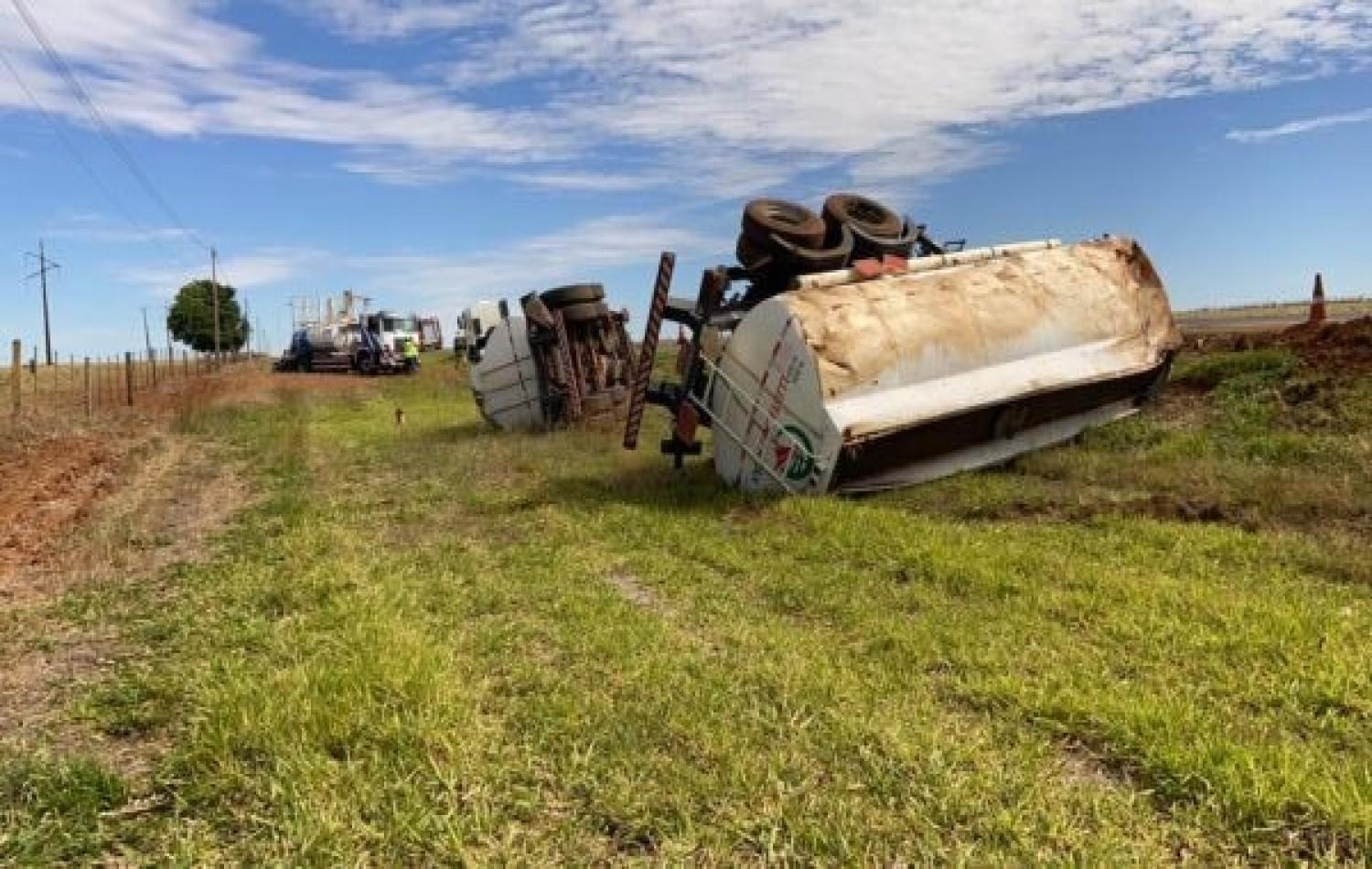 Carreta Bitrem carregada de etanol tomba na MS 306 em Chapadão do Sul