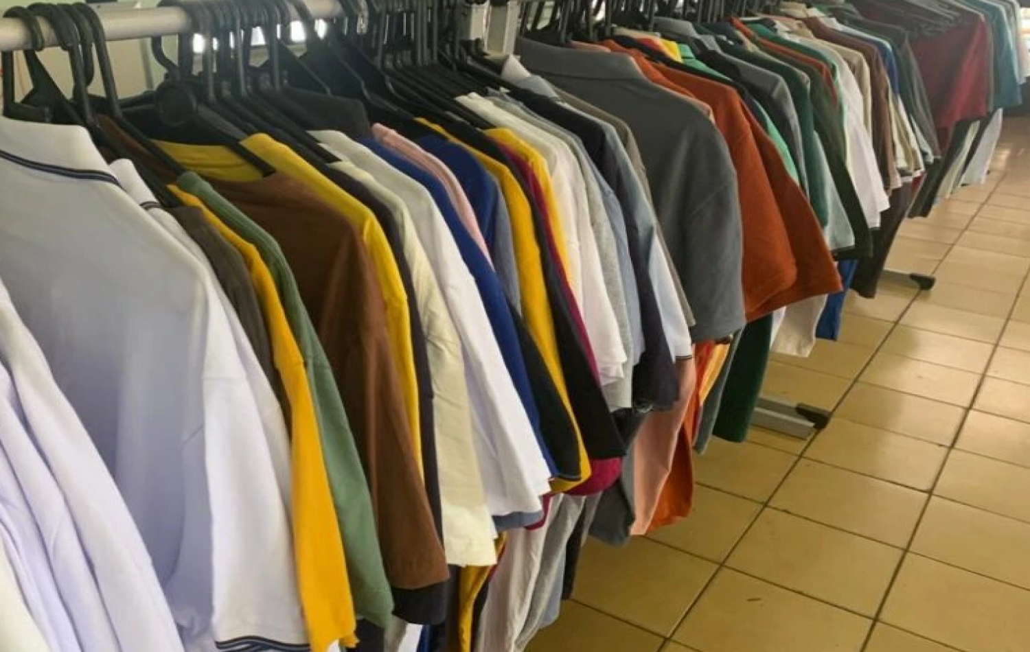 Polícia apreende R$ 100 mil em roupas falsificadas no Setor Jaó, em Goiânia
