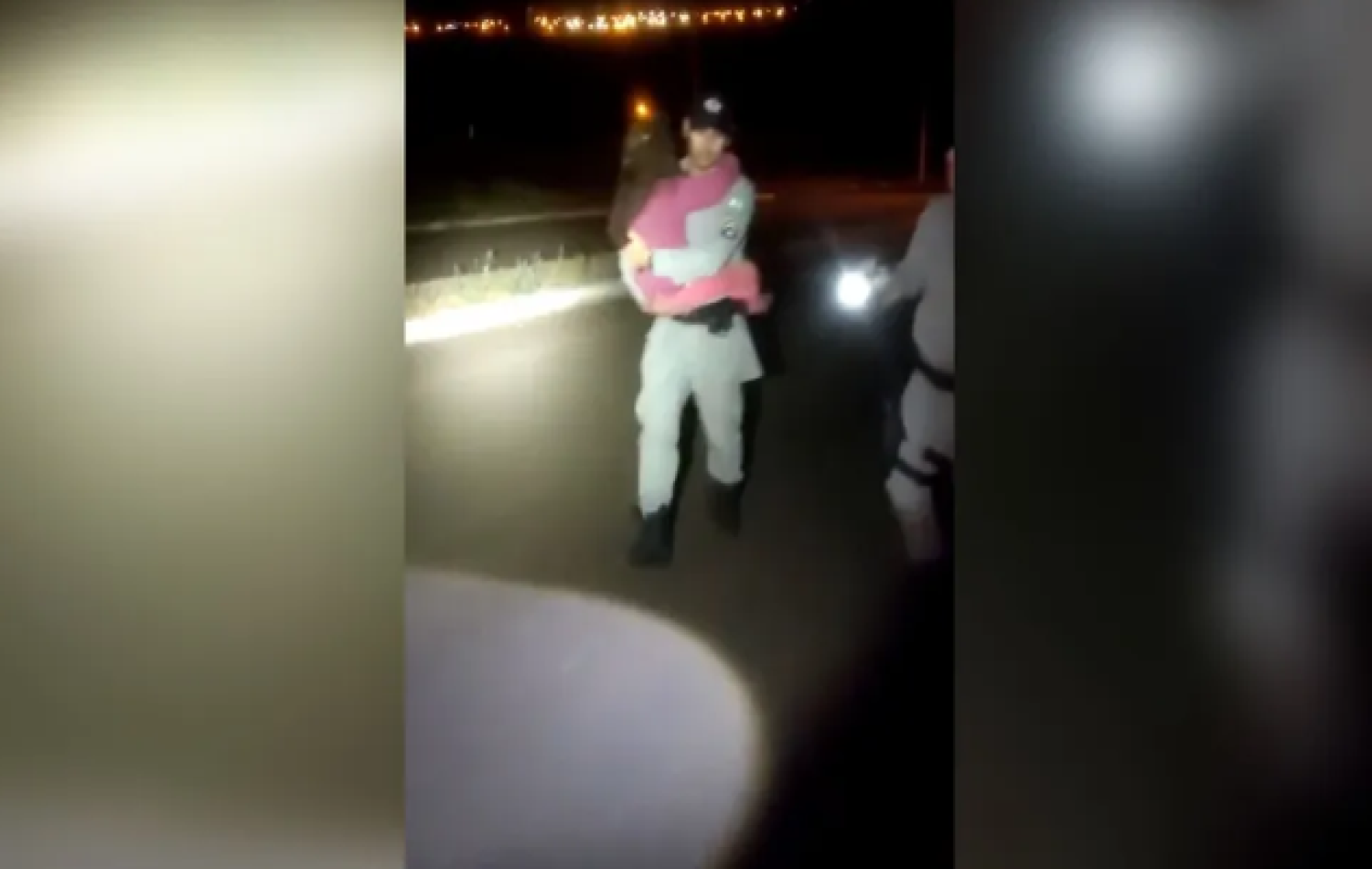 Criança é encontrada sozinha em mata após ser sequestrada por padrasto e ele morrer em acidente de moto, diz polícia