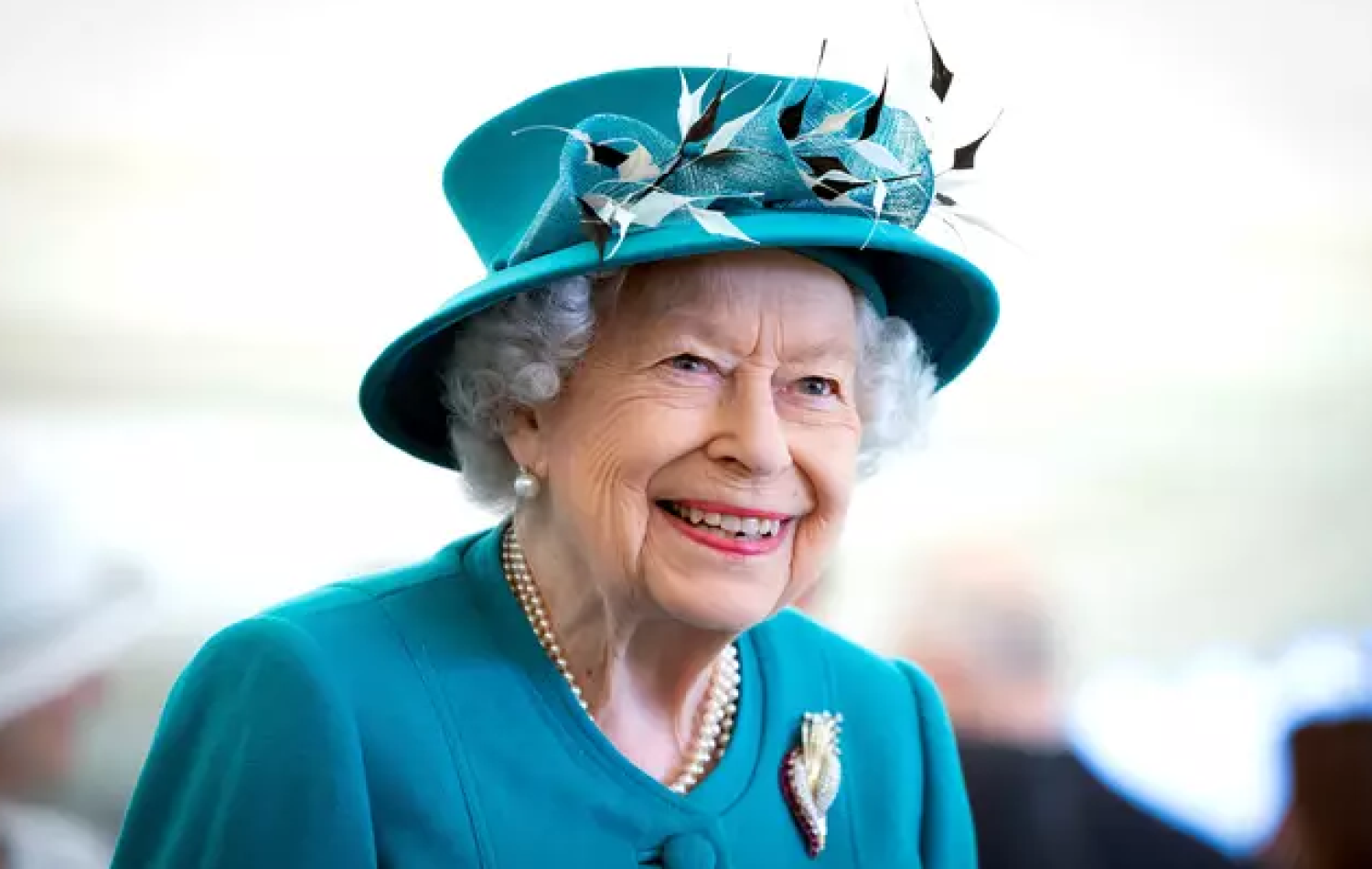 Médicos estão preocupados com saúde da rainha Elizabeth e alertam familiares