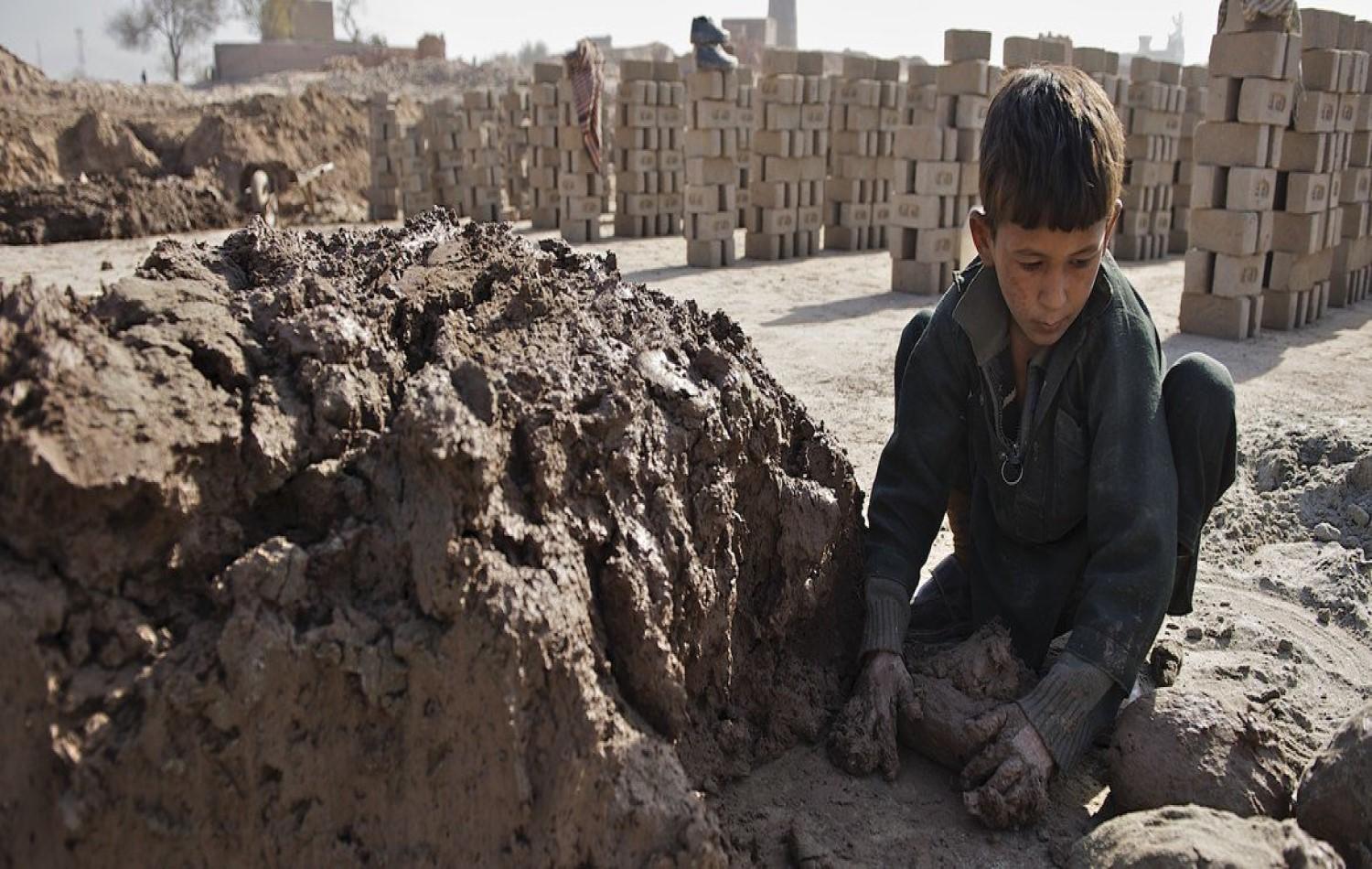 Na luta pela sobrevivência, crianças trabalham arduamente em fábricas de tijolos no Afeganistão.