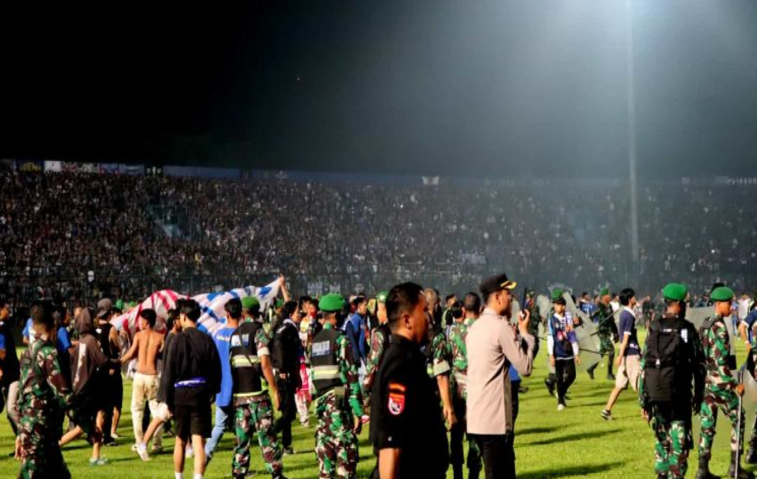 Briga em jogo de futebol deixa mais de 170 mortos na Indonésia