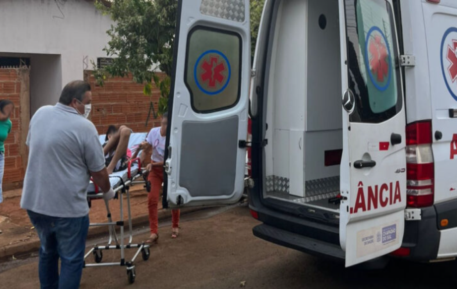 Cadeirante é resgatada em Chapadão do Sul por abandono e com sinais de desnutrição em casa tomada por lixo
