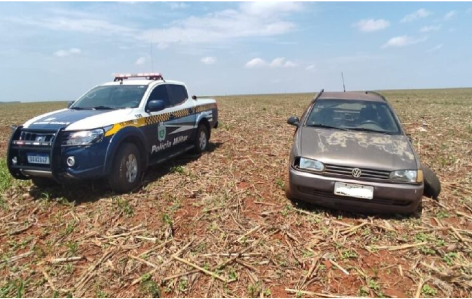 Carro furtado em Chapadão do Céu é encontrado abandonado em lavoura de Chapadão do Sul