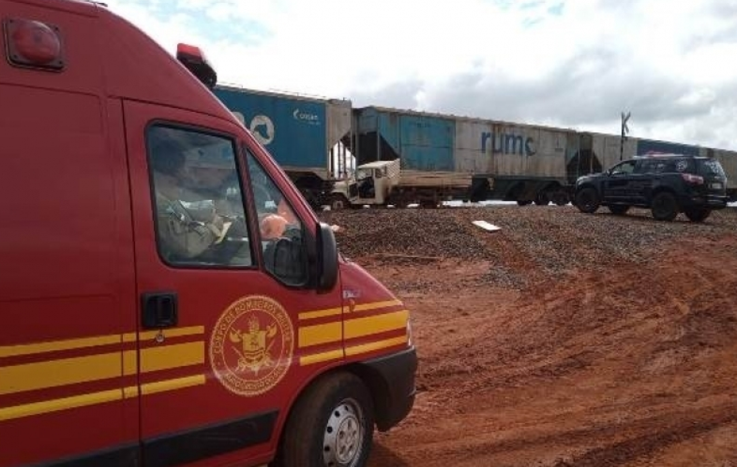 Homem morre ao colidir Toyota com composição de Trem em Chapadão do Sul